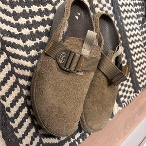 Chaco women’s   Tan clogs